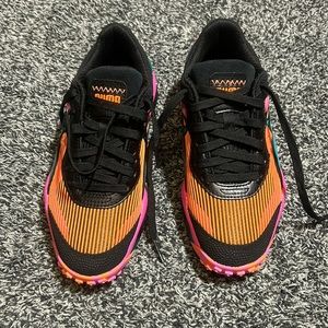 Woman’s Puma sneaks colorful size 6 worn a couple times